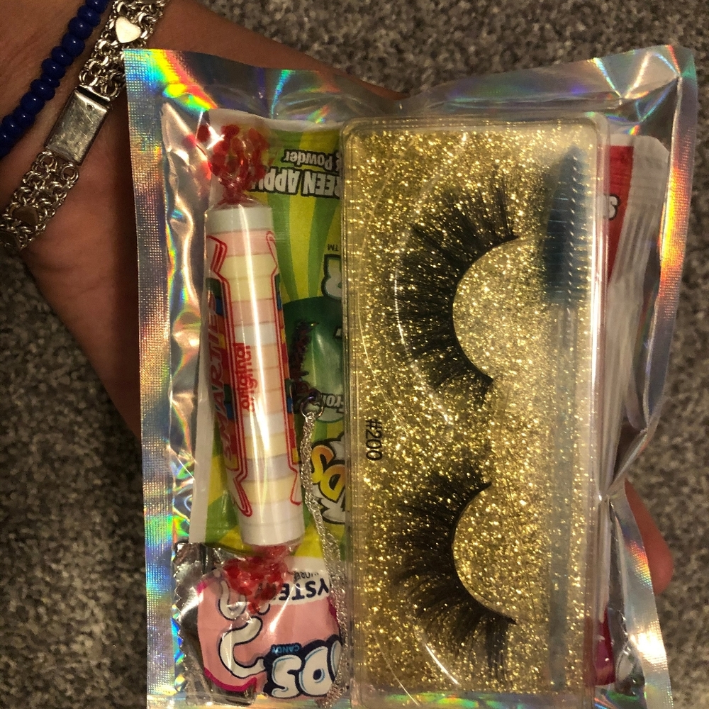 Eyelashes - Picture 2 of 6